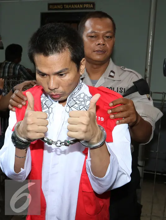 Tersangka Robby Abbas (RA) saat dibawa menuju ruang sidang Pengadilan Negeri Jakarta Selatan, Selasa (22/9/2015). Sidang ditunda hingga 1 Oktober 2015 karena saksi yang tercatat dalam Berkas Acara Pemeriksaan tidak hadir. (Liputan6.com/Herman Zakharia)