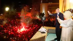 Presiden Turki Recep Tayyip Erdogan dan istri, Emine menyapa pendukung Partai Keadilan dan Pembangunan (AKP) di Ankara, Turki, Senin (25/6). Erdogan kembali memenangkan pemilu presiden di Turki. (Presidency Press Service via AP, Pool)
