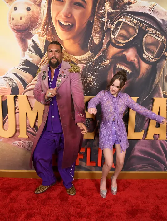 Marlow Barkley dan Jason Momoa menari saat menghadiri pemutaran perdana film Netflix "Slumberland" di AMC Century City di Century City, California pada 9 November 2022. (Charley Gallay/Getty Images for Netflix/AFP)