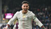 Gelandang Chelsea, Enzo Fernandez, merayakan gol yang dicetaknya ke gawang Burnley dalam laga lanjutan Premier League 2025/2026 di Turf Moor, Sabtu (22/11/2025). (ANDY BUCHANAN / AFP)