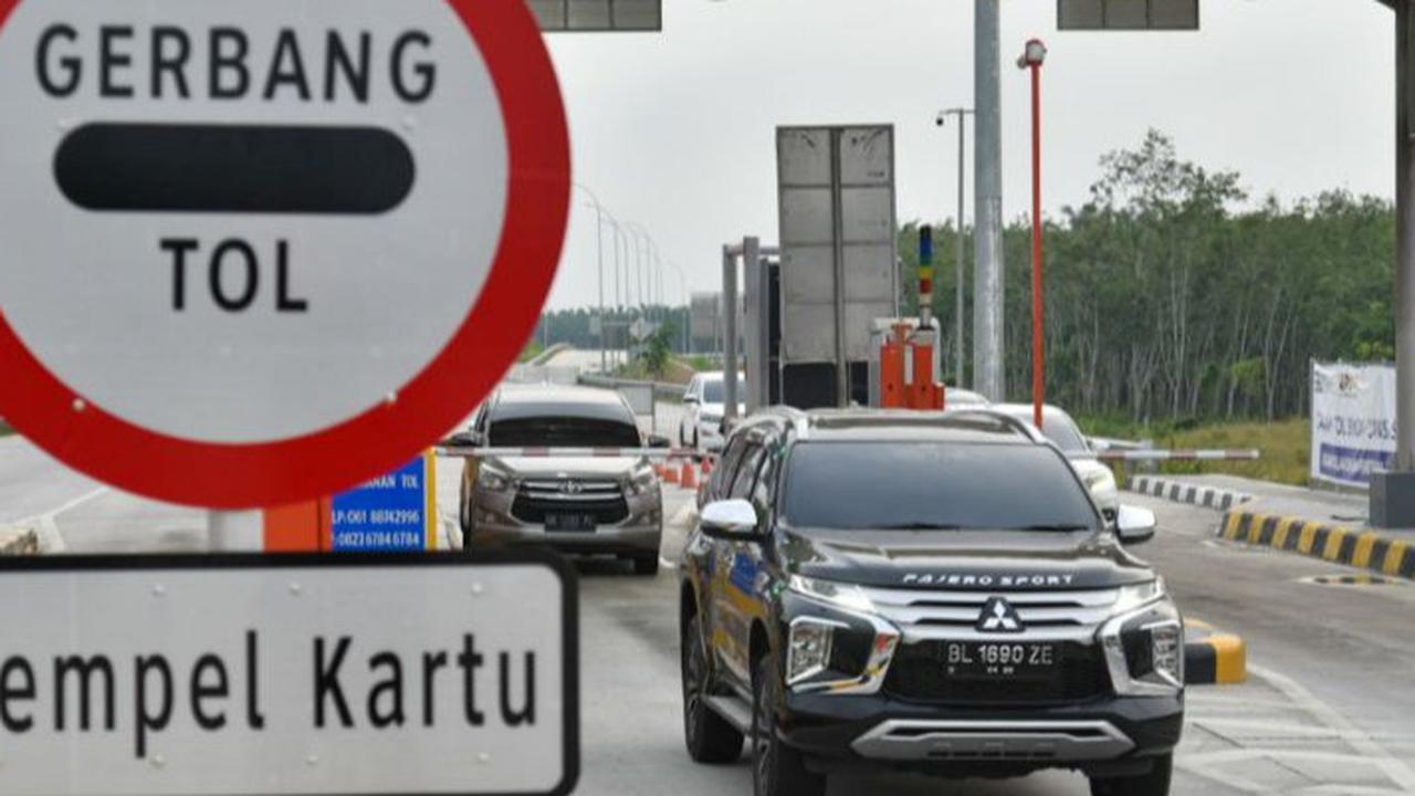 Resmikan Bagian dari Jalan Tol Trans Sumatera, Jokowi: Tinggal 40 Km Lagi Sampai ke Danau Toba