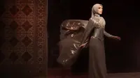 8 Potret Celine Evangelista Pakai Gaun Cape Elegan, Tampil Anggun dalam Balutan Hijab yang Menawan