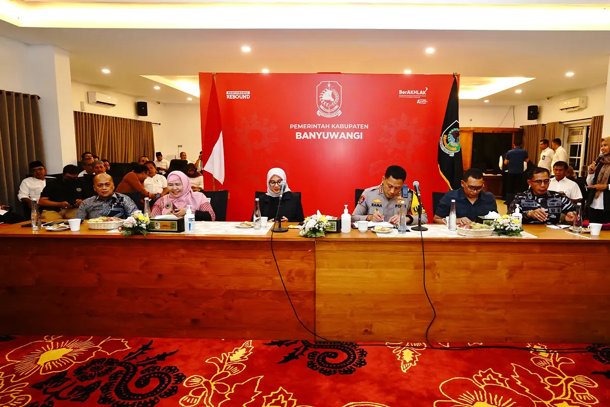 Bupati Banyuwangi Ipuk Fiestiandani (Tengah) pimpin rakor bahas meningkatnya kekerasan terhadap anak di Banyuwangi (Istimewa)
