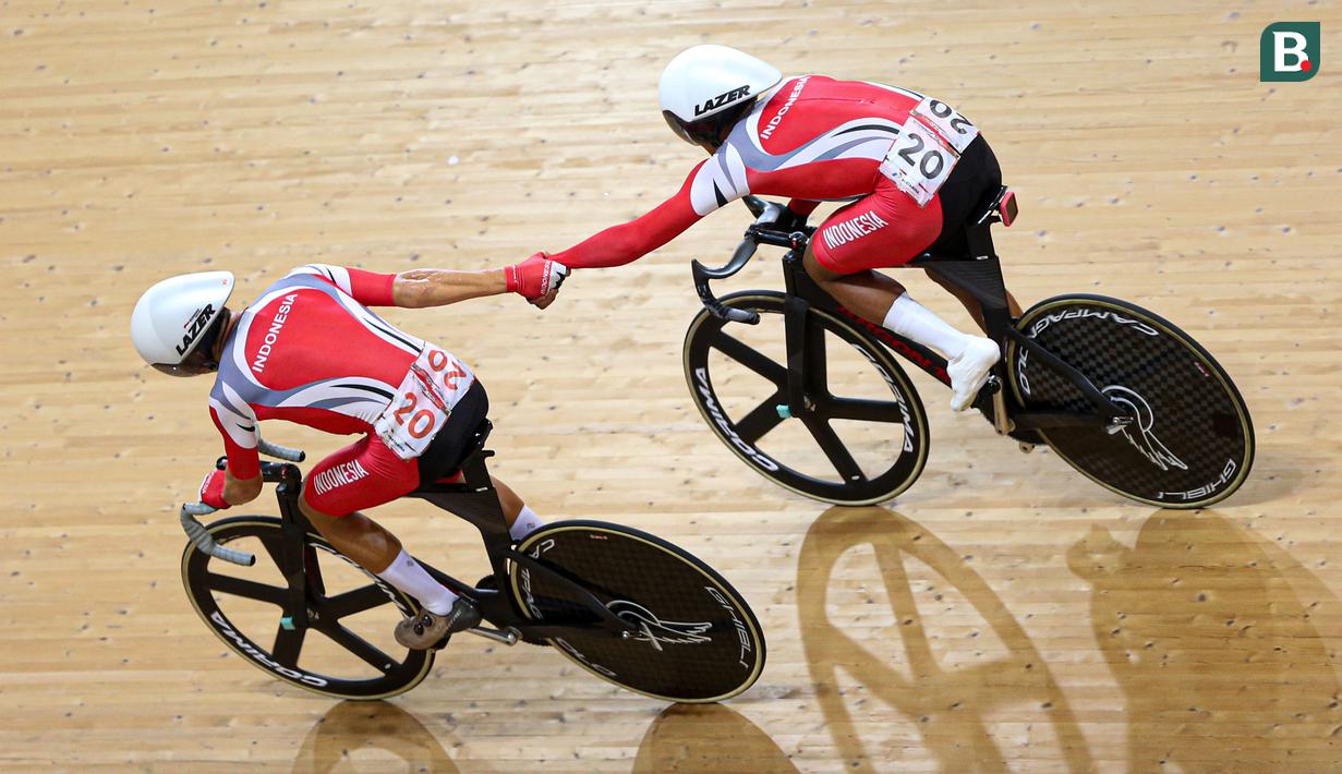 Tim balap Sepeda Indonesia, Bernard Benyamin van Aert (kiri) dan Terry Yudha Kusuma berkompetisi pada nomor madison putra UCI Track Nations Cup 2023 di Jakarta International Velodrome, Rawamangun, Jakarta, Minggu (26/02/2023). (Bola.com/Bagaskara Lazuardi)