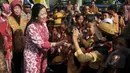 Menko PMK, Puan Maharani bersalaman dengan pelajar di Alun-alun Satya Negara Sukoharjo, Rabu (1/4/2015). Kegiatan minum jamu bareng ini untuk mendeklarasikan Kabupaten Sukoharjo sebagai produsen jamu terbesar di Jawa Tengah. (Liputan6.com/Johan Tallo)