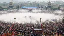 Ribuan orang di provinsi Yunnan barat daya Cina merayakan Festival Air, Rabu (16/4) (AFP Photo/STR)