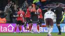 Selebarasi para pemain Luton Town setelah Elijah Adebayo (kanan) mencetak gol ke gawang Manchester City pada laga pekan ke-16 Liga Inggris 2023/2024 di Kenilworth Road, Luton, Minggu (10/12/2023) malam WIB. (AP Photo/Kin Cheung)