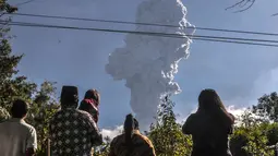 Warga menyaksikan Gunung Merapi meletus di Cangkringan, Yogyakarta, (1/6). Gunung Merapi kembali meletus mengeluarkan abu mencapai ketinggian sekitar 6 kilometer (4 mil) dan berlangsung dua menit. (AP Photo/Slamet Riyadi)