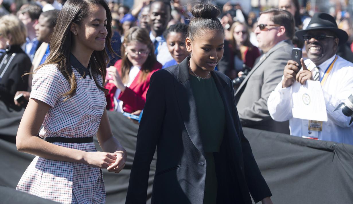 Putri Sulung Barack Obama Kepergok Ngerokok  dan Hisap 