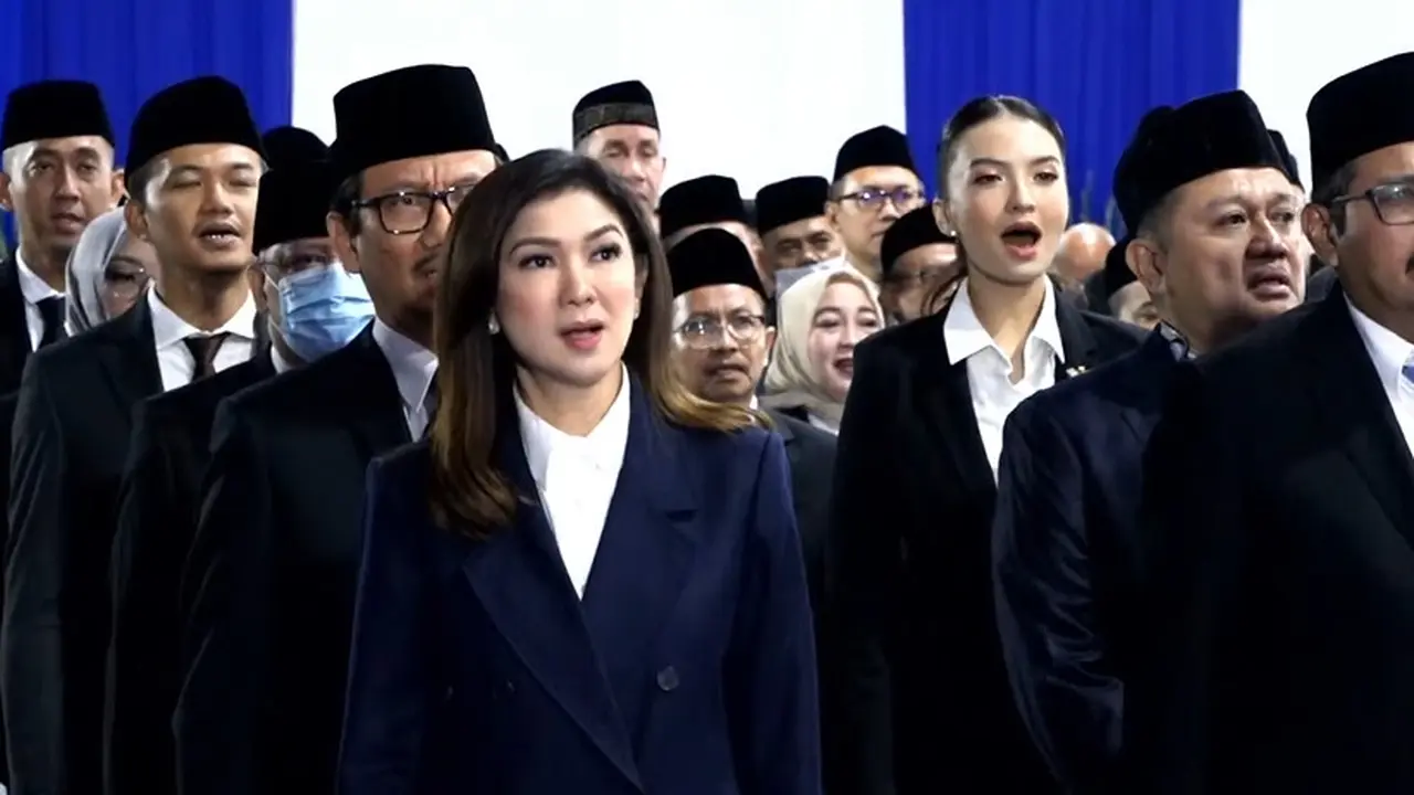 Gaya Formal Raline Shah Saat Dilantik Jadi Stafsus Dampingi Menteri Komdigi Meutya Hafid