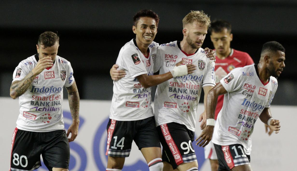 Para pemain Bhayangkara Fc merayakan gol yang dicetak oleh Fadil Sausu ke gawang Semen Padang pada laga kedua Piala Presiden 2019 yng berlangsung di Stadion Patriot, Jawa Barat, Senin (11/3). (Bola.com/M Iqbal Ichsan)