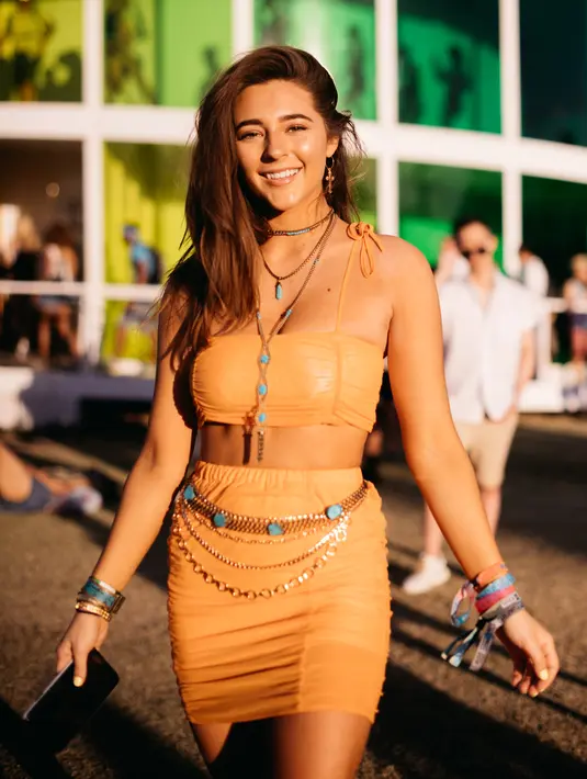 Pengunjung wanita tersenyum saat menghadiri Coachella Music & Arts Festival 2019 di Indio, California (13/4). Festival Coachella ini sudah ada sejak tahun 1999. (AFP Photo/Matt Winkelmeyer)