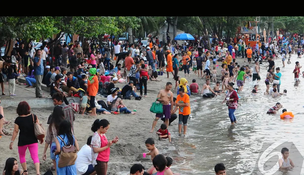 Ribuan pengunjung memenuhi Pantai Ancol pada hari pertama Idul Fitri 1435 Hijriah, Senin (28/7/2014) (Liputan6.com/Andrian M Tunay)