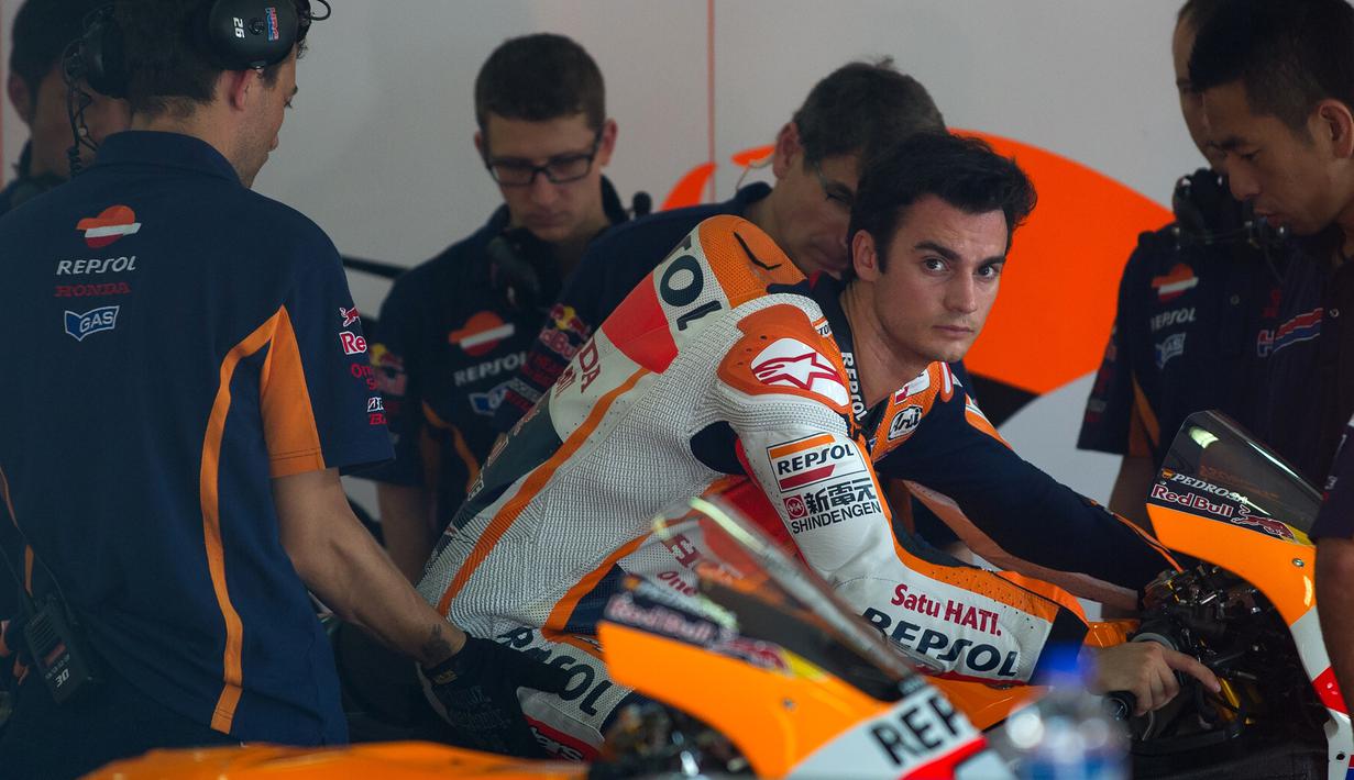 Pebalap asal Spanyol  Dani Pedrosa dari tim Repsol Honda saat berlaga di Sirkuit Sepang,Kuala Lumpur. (AFP Photo/Mohd Rasfan)