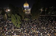 FOTO: Kekhusyukan Ribuan Warga Palestina Berburu Lailatul Qadar di Masjid Al Aqsa pada Malam 27 Ramadan