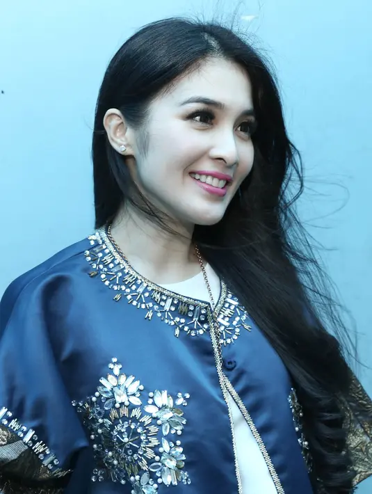 "Haha, belum cek (kehamilan) ke dokter nih. Baru pulang honeymoon waktu itu udah digosipin hamil. Belum, jadi biar surprise,” ucap Sandra Dewi ditemui di kawasan Tendean, Jakarta Selatan, Senin (19/12/2016). (Galih W. Satria/Bintang.com)