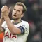 Pemain Tottenham Hotspur, Harry Kane, memberikan aplaus setelah laga melawan AC Milan pada leg pertama babak 16 besar Liga Champions 2022/2023 yang berlangsung di San Siro, Rabu (15/2/2023). (AP Photo/Luca Bruno)