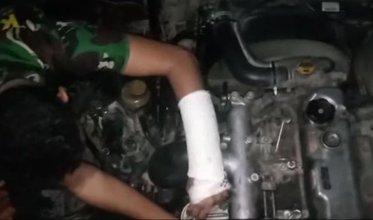 Prajurit TNI Betulkan Truck