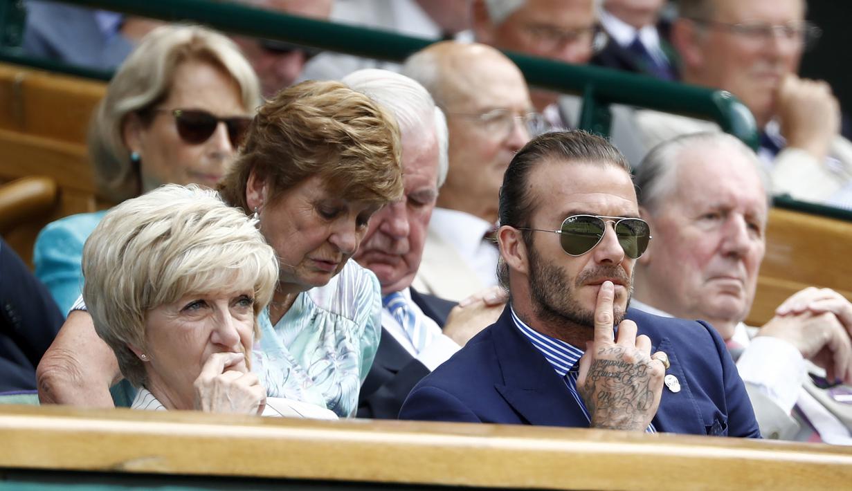 Mantan pemain Manchester United, David Beckham, bersama ibunya, Sandra West menyaksikan pertandingan turnamen tenis Wimbledon hari kelima di London Inggris, (7/7/2017). (EPA/Peter Klaunzer)