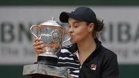Ashleigh Barty asal Australia mencium trofi usai menjuarai Prancis Terbuka 2019. (AP Photo/Michel Euler)