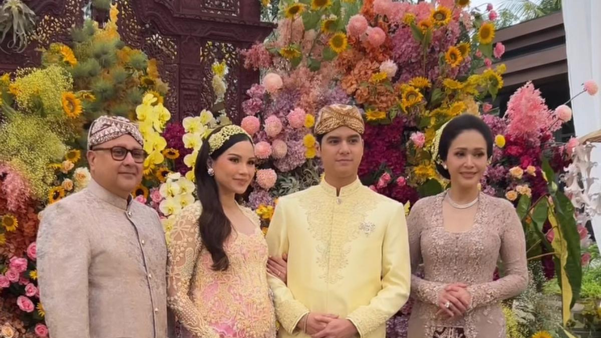 Gaya Elegan Alyssa Daguise Dibalut Kebaya Kuning Butter Brokat saat Siraman 7 Bulanan