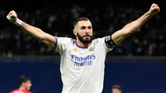 Karim Benzema menjadi pemain pertama yang mampu mencetak hattrick di Liga Spanyol musim ini. Ia melakukan hal tersebut saat Real Madrid mengalahkan Celta Vigo 5-2 pada laga pekan keempat. Selain itu, Benzema juga tercatat sebagai top skor sementara dengan torehan 15 gol. (AFP/Pierre-Philippe Marcou)