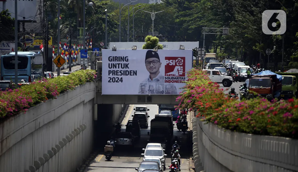 Baliho Plt Ketua Umum Partai Solidaritas Indonesia Giring Ganesha bertuliskan "Giring Untuk Presiden 2024" terpampang di Jalan Arteri Pondok Indah, Jakarta, Kamis (27/8/2020). Giring menyatakan siap bertarung dalam pemilihan presiden (pilpres) 2024. (Liputan6.com/Johan Tallo)