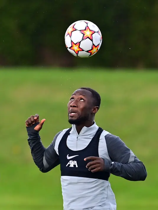 Gelandang Liverpool dari Guinea Naby Keita mengontrol bola selama sesi latihan di pusat pelatihan Axa di Kirkby, Liverpool, Inggris (27/9/2021). Liverpool akan bertanding melawan Porto pada grup B Liga Champions di Estadio do Dragao. (AFP/Paul Ellis)