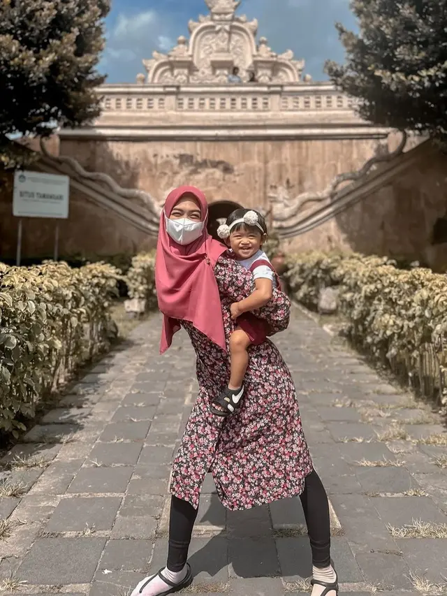 Teuku Ryan belakangan ini tidak ikut berlibur bersama Ria Ricis dan Moanna