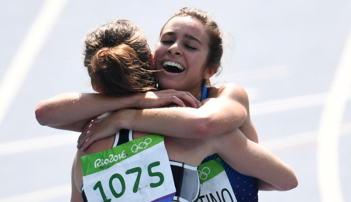 Abbey D'agostino memeluk Nikki Hamblin usai finis pada ajang lari 5000m putri Olimpiade Rio 2016 di Olympic Stadium, Rio de Janeiro, (16/8/2016). (AFP/Pedro Ugarte)