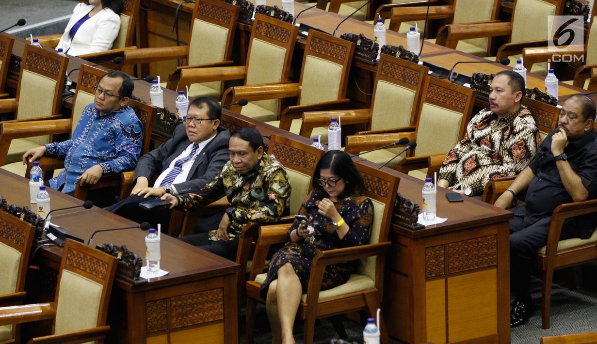 Sejumlah anggota DPR RI saat mengikuti Rapat Paripurna di Kompleks Parlemen, Senayan, Jakarta, Kamis (4/7/2019). Rapat membahas berbagai agenda salah satunya Penyampaian RUU tentang Penanggungjawaban atas Pelaksanaan RAPBN (P2APBN) TA 2018 oleh Pemerintah. (Liputan6.com/Johan Tallo)
