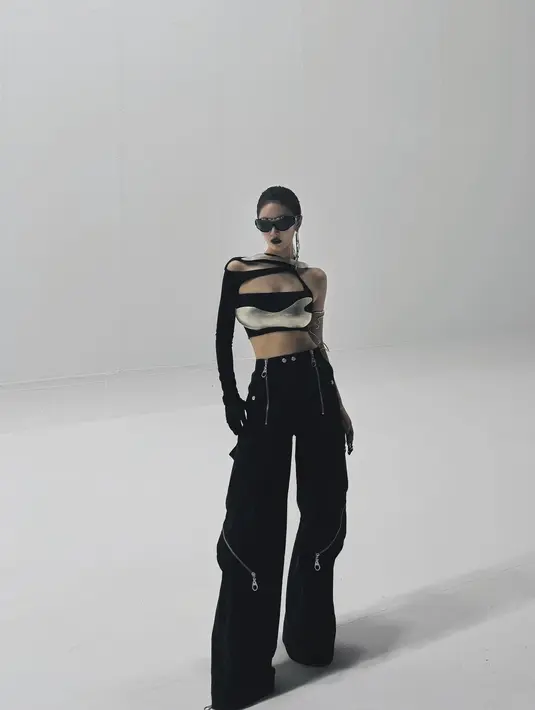 Kali ini tak hanya swag, Ningning memberikan sentuhan cybercore lewat aksen besi di dada-nya. Pelantun lagu “Bored” ini tampak begitu kece dengan cut out top dan celana baggy serba hitam. [@imnotningning].