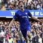 Bek Chelsea, Marcos Alonso, melakukan selebrasi usai membobol gawang Newcastle United pada laga Premier League 2019 di Stadion Stamford Bridge, Sabtu (19/10). Chelsea menang 1-0 atas Newcastle United. (AP/Steven Paston)