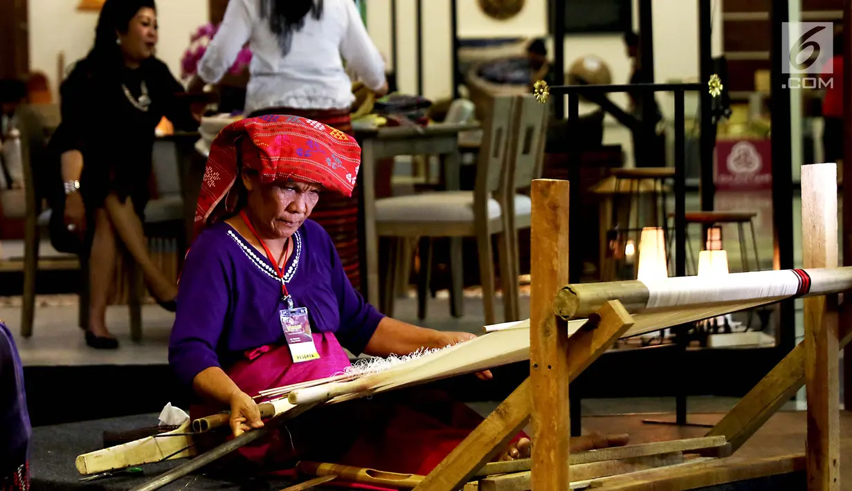 Seorang pengrajin sedang membuat kain saat pameran Kriyanusa Dewan Kerajinan Nasional 2017, di JCC, Jakarta, Rabu (27/9). Acara ini digelar untuk memamerkan produk kerajinan dalam negeri. (Liputan6.com/Angga Yuniar)