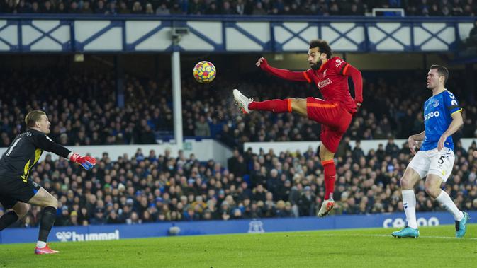 Mohamed Salah menjadi bintang kemenangan Liverpool dengan memborong dua gol, sedangkan dua gol lainnya dicetak oleh Jordan Henderson dan Diogo Jota. (AP/Jon Super)