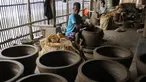 Perajin keramik tengah menyelesaikan pembuatan pot di Mekar Jaya Keramik Desa Ajun Kecamatan Plered Purwakarta, Jawa Barat, Jumat (15/9/2023). (merdeka.com/Imam Buhori)