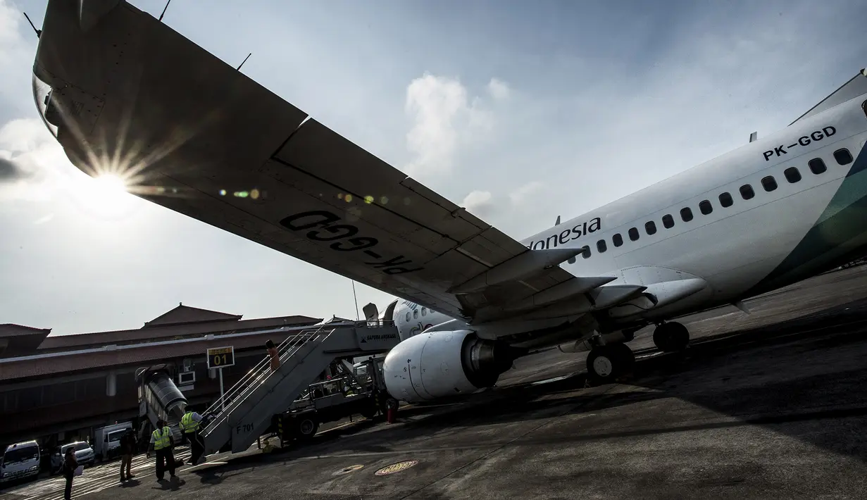 Pesawat Garuda Indonesia disiapkan di Bandara I Gusti Ngurah Rai, Denpasar, Bali, Jumat (24/10/2014), untuk penerbangan perdananya dengan tujuan Dili, Timor Leste. (Antara Foto/Rosa Panggabean)