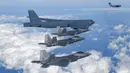 Pesawat pengebom B-52 AS, C-17, dan F-35 Angkatan Udara Korea Selatan terbang di atas Semenanjung Korea selama latihan udara bersama di Korea Selatan, 20 Desember 2022. Amerika Serikat menerbangkan pesawat pengebom berkemampuan nuklir dan jet siluman canggih dalam unjuk kekuatan melawan Korea Utara. (South Korean Defense Ministry via AP)