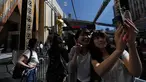 Wisatawan berselfie dengan patung Oscar di luar Teater Dolby selama persiapan jelang 88 Academy Awards di Hollywood, California (24/2). Piala Oscar merupakan penghargaan film Amerika untuk menghargai suatu karya industri film. (REUTERS/Mario Anzuoni)