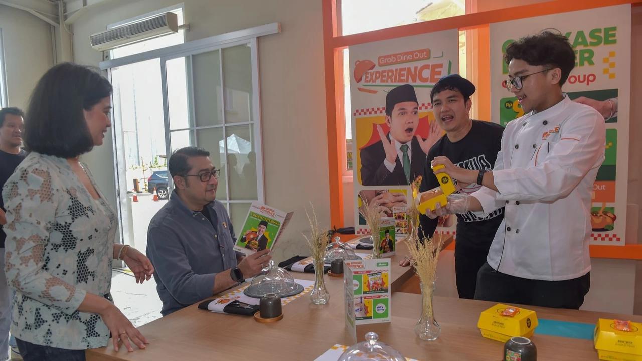 Menteri Ekraf Teuku Riefky Harsya saat menghadiri pembukaan Festival Burger Dunia