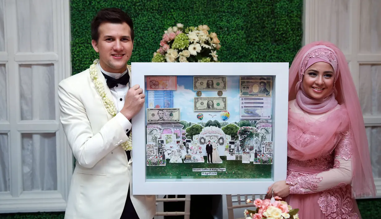 Khidmat dan sakralnya suasana akad nikah Risty Tagor dan Stuart Collin (M. Akrom Sukarya/Bintang.com)