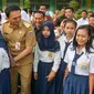 Gubernur DKI Jakarta Basuki Tjahaja Purnama atau Ahok ketika akan berfoto bersama siswa SMPN 41 Jakarta, Senin (9/5). Kedatangan Gubernur yang disapa Ahok itu guna meninjau pelaksanaan Ujian Nasional di sekolah tersebut. (Liputan6.com/Yoppy Renato)