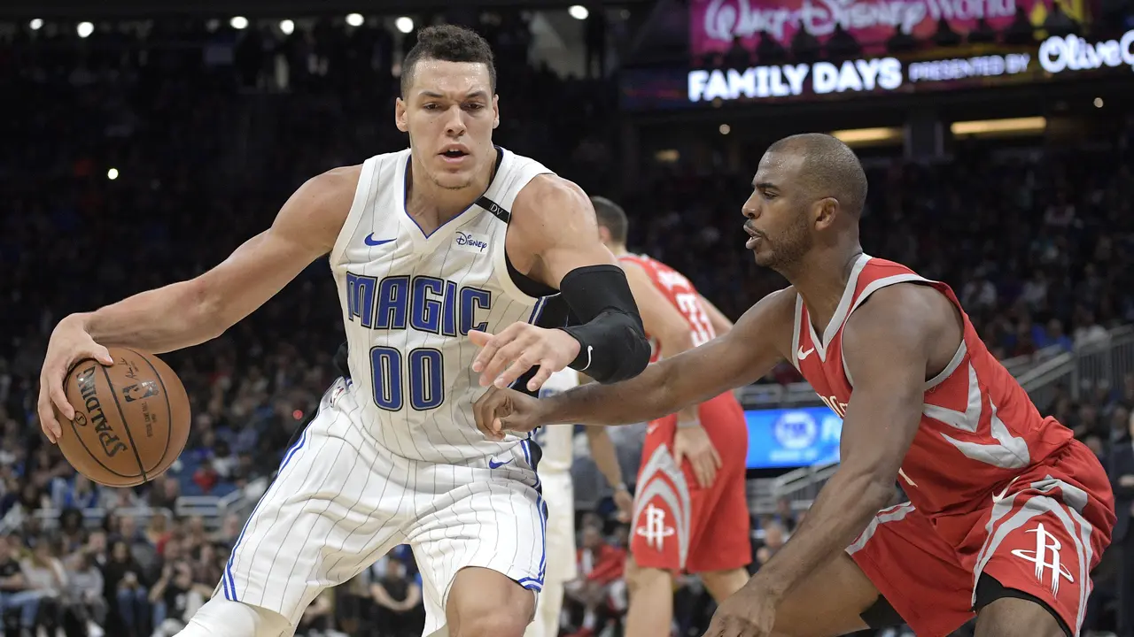 Aaron Gordon berduel dengan Chris Paul (AP)
