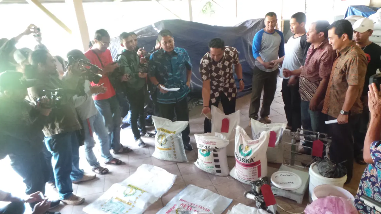 Polisi Gerebeg Pabrik Pupuk Ilegal di Karawang