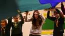 Kate Middleton ikut bermain bersama sejumlah anak-anak dalam acara Cub Scout Pack di Kings Lynn, Inggris (14/12). Kate memang dikenal sering berpartisipasi dalam acara Pramuka setiap tahunnya. (Reuters/Ben Stansall/Pool)