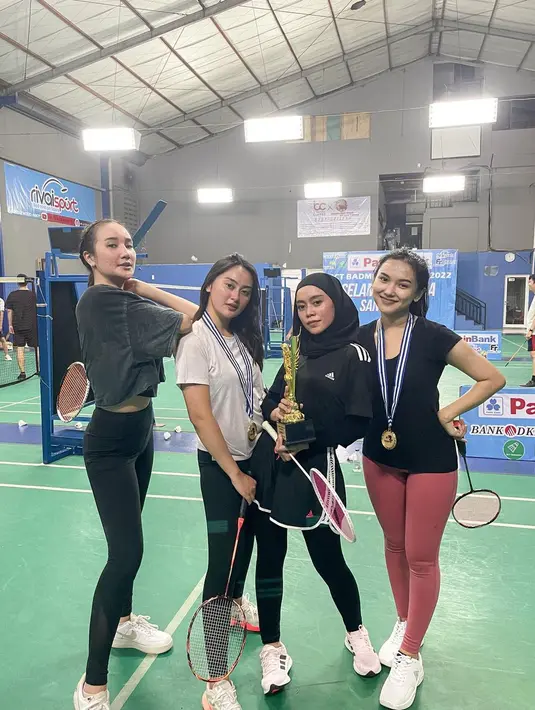 Memes dan Lesti bahkan punya klub bulu tangkis bareng rekan artis lain. Keduanya terlihat cukup dekat satu sama lain Mereka juga pernah saling duel. (Liputan6.com/IG/@memes_prameswari).