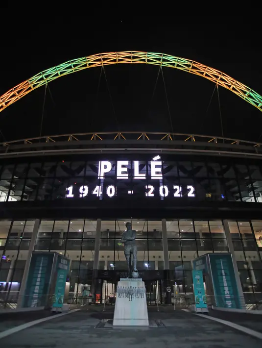 Lengkungan Stadion Wembley menyala dengan warna Brasil setelah pengumuman bahwa mantan pemain sepak bola Brasil Pele meninggal dunia, London, Inggris, 29 Desember 2022. Edson Arantes do Nascimento atau yang dikenal sebagai Pele, raja sepak bola Brasil yang menang rekor tiga Piala Dunia dan menjadi salah satu tokoh olahraga paling berwibawa abad lalu, meninggal pada usai 82 tahun di di Sao Paulo. (Kieran Cleeves/PA via AP)