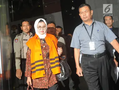Bupati Subang Imas Aryumningsih berjalan meninggalkan Gedung KPK seusai menjalani pemeriksaan, Jakarta, Kamis (15/2). Imas Aryumningsih resmi ditetapkan sebagai tersangka usai KPK melakukan operasi tangkap tangan (OTT). (Liputan6.com/Herman Zakharia)