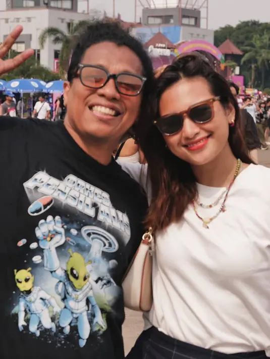 <p>Indah Permatasari hadir mengenakan t shirt putih lengan pendek dipadukan kalung layering serta celana denim. Sambil membawa shoulder bag hitam dan tampil dengan kacamata hitam. [@manusiadipestapora]</p>