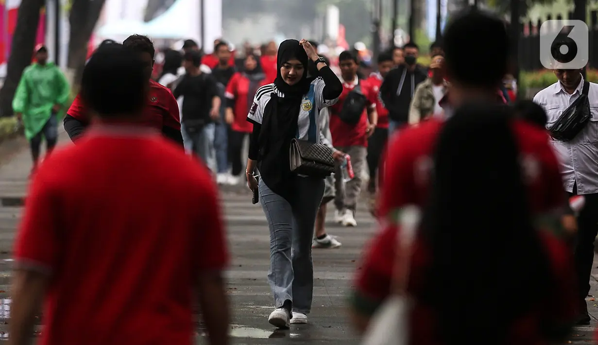 Ketua Umum PSSI Erick Thohir mengaku senang dengan adanya laga ini karena bisa mendorong UMKM Indonesia untuk menjadi ekosistem industri sepak bola. Salah satunya melalui penjualan merchandise Laga Timnas Indonesia Vs Argentina. (Liputan6.com/Johan Tallo)